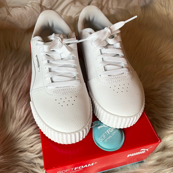 Puma Shoes - Puma white sneaker soft form, Mint Condition.